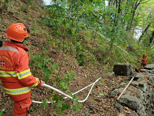 Fiamme in alta Valsessera, scatta il cordone di sicurezza attorno al Santuario del Cavallero FOTO