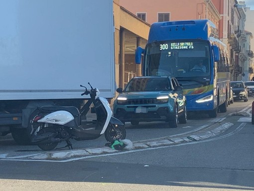 Incidente in centro a Biella: scooter e auto coinvolti, attenzione ai rallentamenti