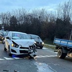 Gaglianico, scontro tra auto alla rotonda: traffico sulla Trossi