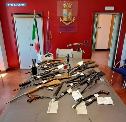 Ivrea, la Polizia sequestra un arsenale di armi ed esplosivi: arrestato un italiano di 46 anni Ivrea, la Polizia sequestra un arsenale di armi ed esplosivi: arrestato un italiano di 46 anni