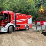 Incendio sul Monte Barone, forte ripresa: 30 lanci dell’elicottero