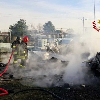 A Lenta roulotte avvolta dalle fiamme, colpita anche una piccola struttura prefabbricata FOTO
