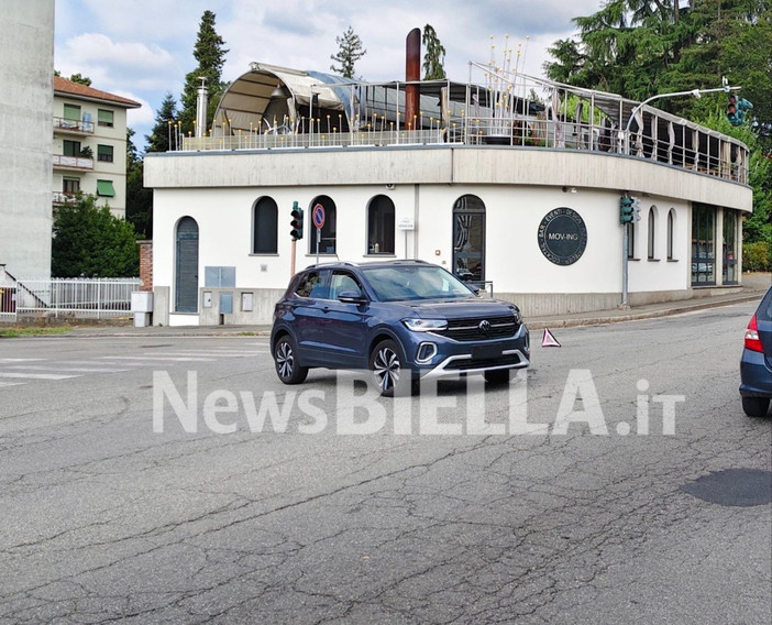 Biella, scontro tra mezzi al semaforo di Chiavazza Biella, scontro tra mezzi al semaforo di Chiavazza
