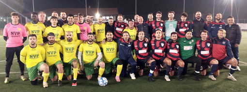 Le formazioni di Su Nuraghe Calcio Biella e NVP Oremo posano insieme prima del calcio d'inizio Le formazioni di Su Nuraghe Calcio Biella e NVP Oremo posano insieme prima del calcio d'inizio
