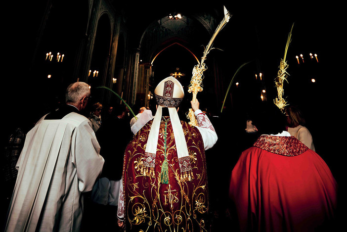 Nella foto, il vescovo di Biella con la palma intrecciata “filada” (foto Lorenzo Iorfino)
