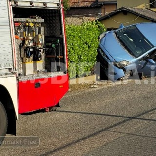 Valdengo, auto fuori strada contro una recinzione FOTO e VIDEO Mauro benedetti per newsbiella.it Valdengo, auto fuori strada contro una recinzione FOTO e VIDEO Mauro benedetti per newsbiella.it