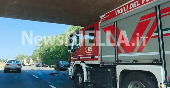 Rocambolesco incidente all’uscita della Super, una persona estratta dall’auto FOTO