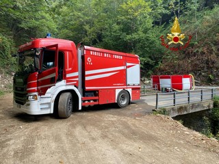 Incendio sul Monte Barone, forte ripresa: 30 lanci dell’elicottero Incendio sul Monte Barone, forte ripresa: 30 lanci dell’elicottero
