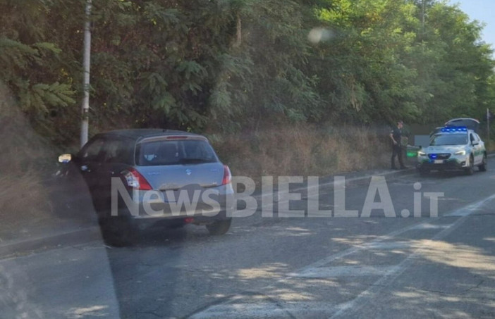 Biella, auto finisce contro un palo della luce: lunghe code in via Cernaia e via Carso FOTO Biella, auto finisce contro un palo della luce: lunghe code in via Cernaia e via Carso FOTO