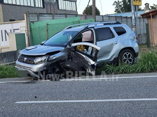 Scontro tra auto a Sandigliano, ci sono dei feriti (Foto di Angela Lobefaro in esclusiva per newsbiella.it.) Scontro tra auto a Sandigliano, ci sono dei feriti (Foto di Angela Lobefaro in esclusiva per newsbiella.it.)