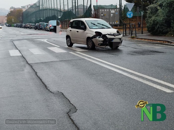 Biella, incidente in via Lombardia tra due auto, interviene la Polizia Stradale, foto Mattia Baù per newsbiella.it