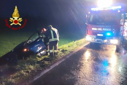 Auto fuori strada a Crescentino, c'è un ferito Auto fuori strada a Crescentino, c'è un ferito