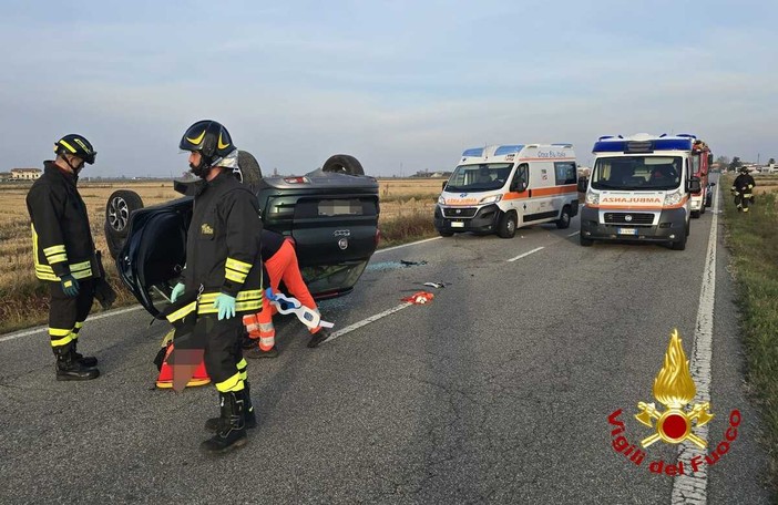 Auto capovolta nel vicino Vercellese, estratte le due persone a bordo FOTO