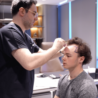 Il Dr. Levent Acar: considerato internazionalmente il più noto chirurgo per il trapianto di capelli in Turchia