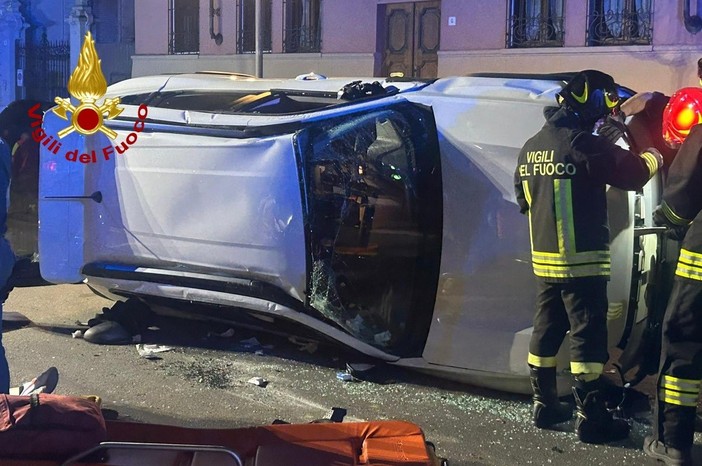 Dal Nord-ovest: incidente stradale a Vercelli, auto si ribalta su un fianco Dal Nord-ovest: incidente stradale a Vercelli, auto si ribalta su un fianco