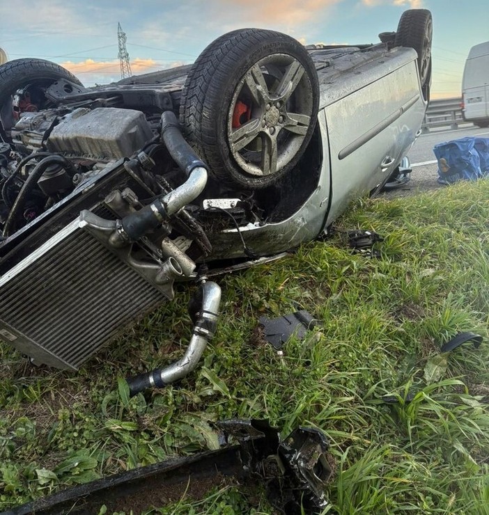 Dal Nord/Ovest: Auto si ribalta sulla Torino-Aosta: traffico rallentato verso il Piemonte Dal Nord/Ovest: Auto si ribalta sulla Torino-Aosta: traffico rallentato verso il Piemonte