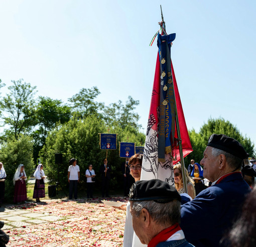 Le insegne ufficiali del Nucleo Biellese dell'Associazione Nazionale Brigata "Sassari" e dell'Istituto Nazionale per la Guardia d'Onore alle Reali Tombe del Pantheon accanto all'infiorata dedicata ai Caduti della Grande Guerra, all'interno dell'area monumentale di Nuraghe Chervu. Le insegne ufficiali del Nucleo Biellese dell'Associazione Nazionale Brigata "Sassari" e dell'Istituto Nazionale per la Guardia d'Onore alle Reali Tombe del Pantheon accanto all'infiorata dedicata ai Caduti della Grande Guerra, all'interno dell'area monumentale di Nuraghe Chervu.