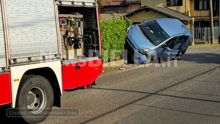 Valdengo, auto fuori strada contro una recinzione FOTO e VIDEO Mauro benedetti per newsbiella.it Valdengo, auto fuori strada contro una recinzione FOTO e VIDEO Mauro benedetti per newsbiella.it
