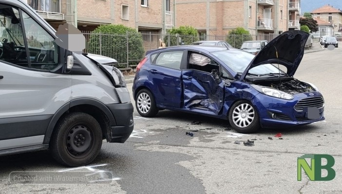 Biella, scontro auto e furgone (foto di Mattia Baù per newsbiella.it)
