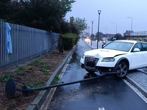 Auto finisce contro un punto luce, incidente a Quaregna Cerreto (foto dalla pagina Facebook di Katia Giordani)