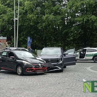 Biella, schianto in rotonda tra due auto