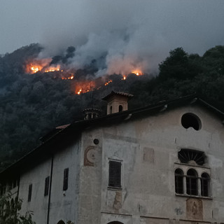 Fiamme e roghi sul Monte Barone, il terreno impervio e la caduta di pietre rendono difficile lo spegnimento