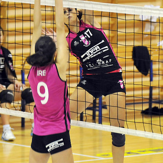 Una schiacciata di Elisa Ferraro (Infa) contrastata da Irene Zecchini (Negro Servizi) Una schiacciata di Elisa Ferraro (Infa) contrastata da Irene Zecchini (Negro Servizi)