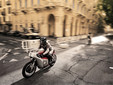 un suggestivo passaggio del gruppo delle “moto da gara”