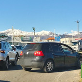 Biella, scontro tra auto in rotonda: traffico e code alla rotonda di corso San Maurizio
