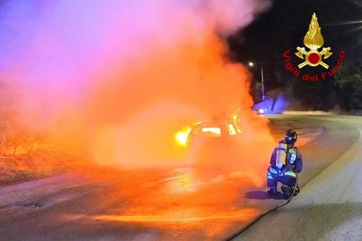 Borgosesia: auto a fuoco, in salvo il conducente FOTO e VIDEO Borgosesia: auto a fuoco, in salvo il conducente FOTO e VIDEO
