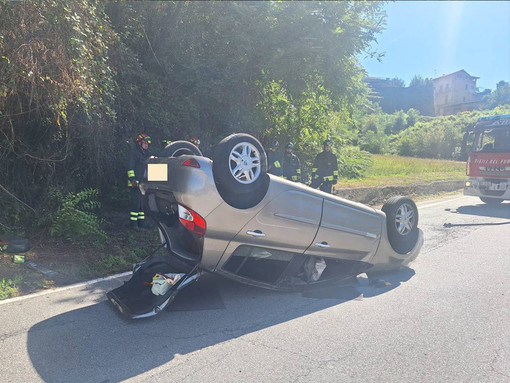 Lessona, si ribalta con l’auto in via Cesone: conducente soccorsa, strada chiusa FOTO Lessona, si ribalta con l’auto in via Cesone: conducente soccorsa, strada chiusa FOTO