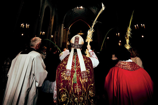 Nella foto, il vescovo di Biella con la palma intrecciata “filada” (foto Lorenzo Iorfino)