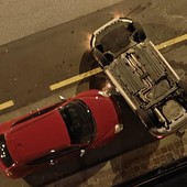 Biella, scontro tra due auto: una vettura si ribalta. Coinvolta una terza parcheggiata
