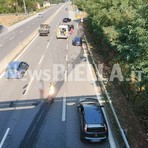 Rocambolesco incidente all’uscita della Super, una persona estratta dall’auto FOTO Rocambolesco incidente all’uscita della Super, una persona estratta dall’auto FOTO