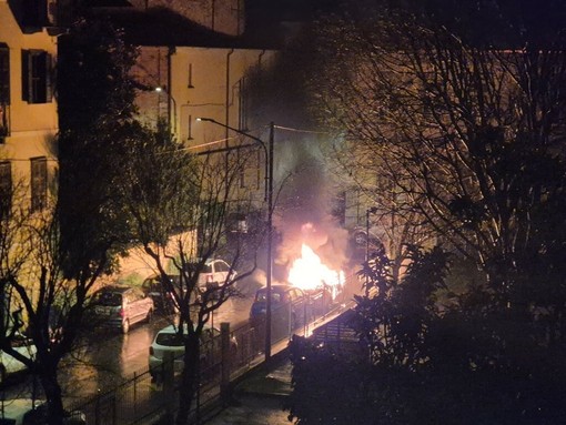 Biella, auto distrutta dalle fiamme in vicolo Galeazzo: non si esclude l'atto doloso