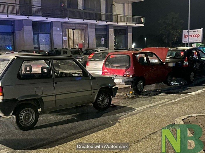 Gaglianico, scontro fra auto in via Matteotti: sono 3 i mezzi coinvolti - Servizio di Giuliana Mosca per newsbiella.it Gaglianico, scontro fra auto in via Matteotti: sono 3 i mezzi coinvolti - Servizio di Giuliana Mosca per newsbiella.it