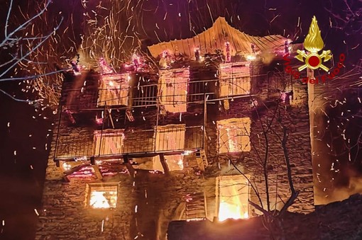 Incendio in alta Valsesia: a fuoco uno stabile a Cervatto FOTO e VIDEO