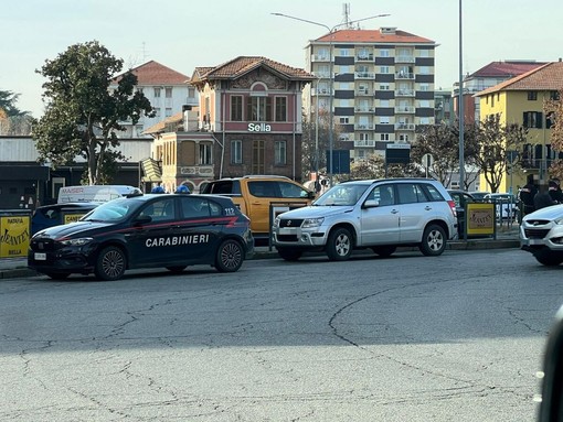 Sinistro stradale in Piazza Adua a Biella, traffico rallentato Sinistro stradale in Piazza Adua a Biella, traffico rallentato
