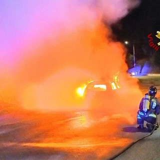 Borgosesia: auto a fuoco, in salvo il conducente FOTO e VIDEO Borgosesia: auto a fuoco, in salvo il conducente FOTO e VIDEO