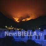 L’alta Valsessera nella morsa del fuoco, un’altra notte di paura tra fiamme e fumo FOTO L’alta Valsessera nella morsa del fuoco, un’altra notte di paura tra fiamme e fumo FOTO
