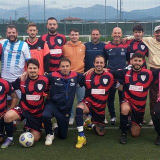Lo scatto ufficiale che ritrae le due formazioni schierate insieme prima del fischio d’inizio, simbolo di sportività, rispetto reciproco e amicizia sportiva oltre il risultato finale.