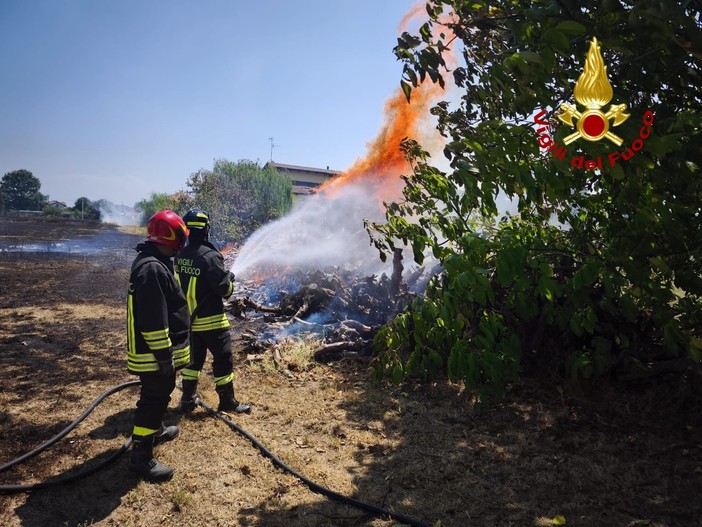 Nuovo rogo in Valsessera, Vigili del Fuoco al lavoro per domare le fiamme a Pray (foto di repertorio) Nuovo rogo in Valsessera, Vigili del Fuoco al lavoro per domare le fiamme a Pray (foto di repertorio)
