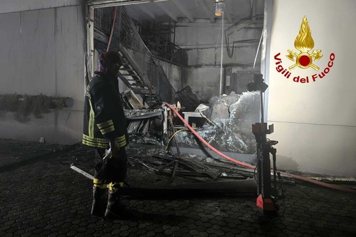 Roppolo, a fuoco un capannone in piena notte Roppolo, a fuoco un capannone in piena notte