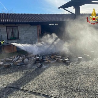 A fuoco una legnaia a Cossato: incendio domato dai Vigili del Fuoco