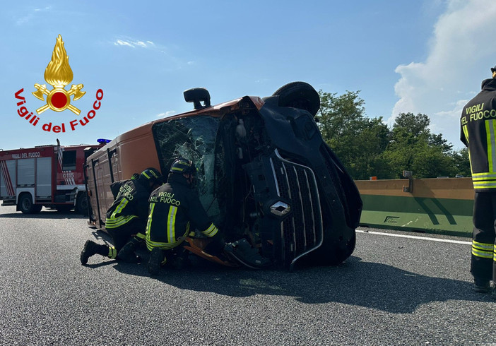 Incidente stradale sull’A4, furgone capovolto sul fianco a Villarboit Incidente stradale sull’A4, furgone capovolto sul fianco a Villarboit