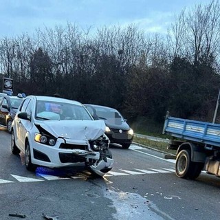Gaglianico, scontro tra auto alla rotonda: traffico sulla Trossi