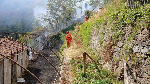 Incendio in Valsessera, il fuoco raggiunge alcune strade: in campo le squadre AIB
