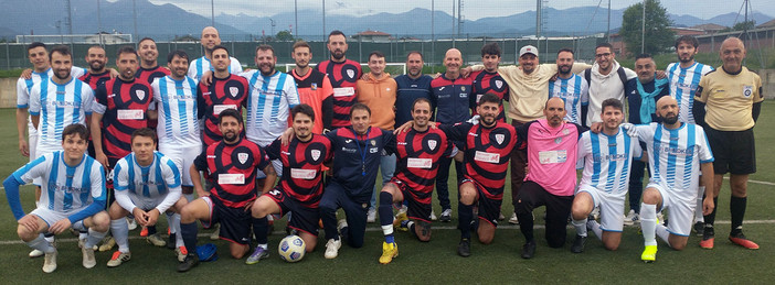 Lo scatto ufficiale che ritrae le due formazioni schierate insieme prima del fischio d’inizio, simbolo di sportività, rispetto reciproco e amicizia sportiva oltre il risultato finale. Lo scatto ufficiale che ritrae le due formazioni schierate insieme prima del fischio d’inizio, simbolo di sportività, rispetto reciproco e amicizia sportiva oltre il risultato finale.