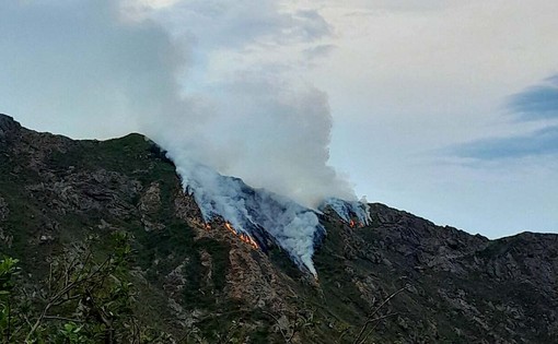 Incendio in alta Valsessera, riprendono le operazioni: sentieri chiusi sul versante Noveis-Postua (foto dalla pagina Facebook di Rifugio Monte Barone) Incendio in alta Valsessera, riprendono le operazioni: sentieri chiusi sul versante Noveis-Postua (foto dalla pagina Facebook di Rifugio Monte Barone)