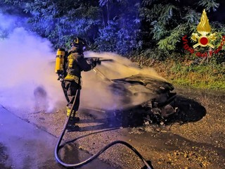 Dal Nord/Ovest: auto a fuoco, in salvo il conducente Dal Nord/Ovest: auto a fuoco, in salvo il conducente
